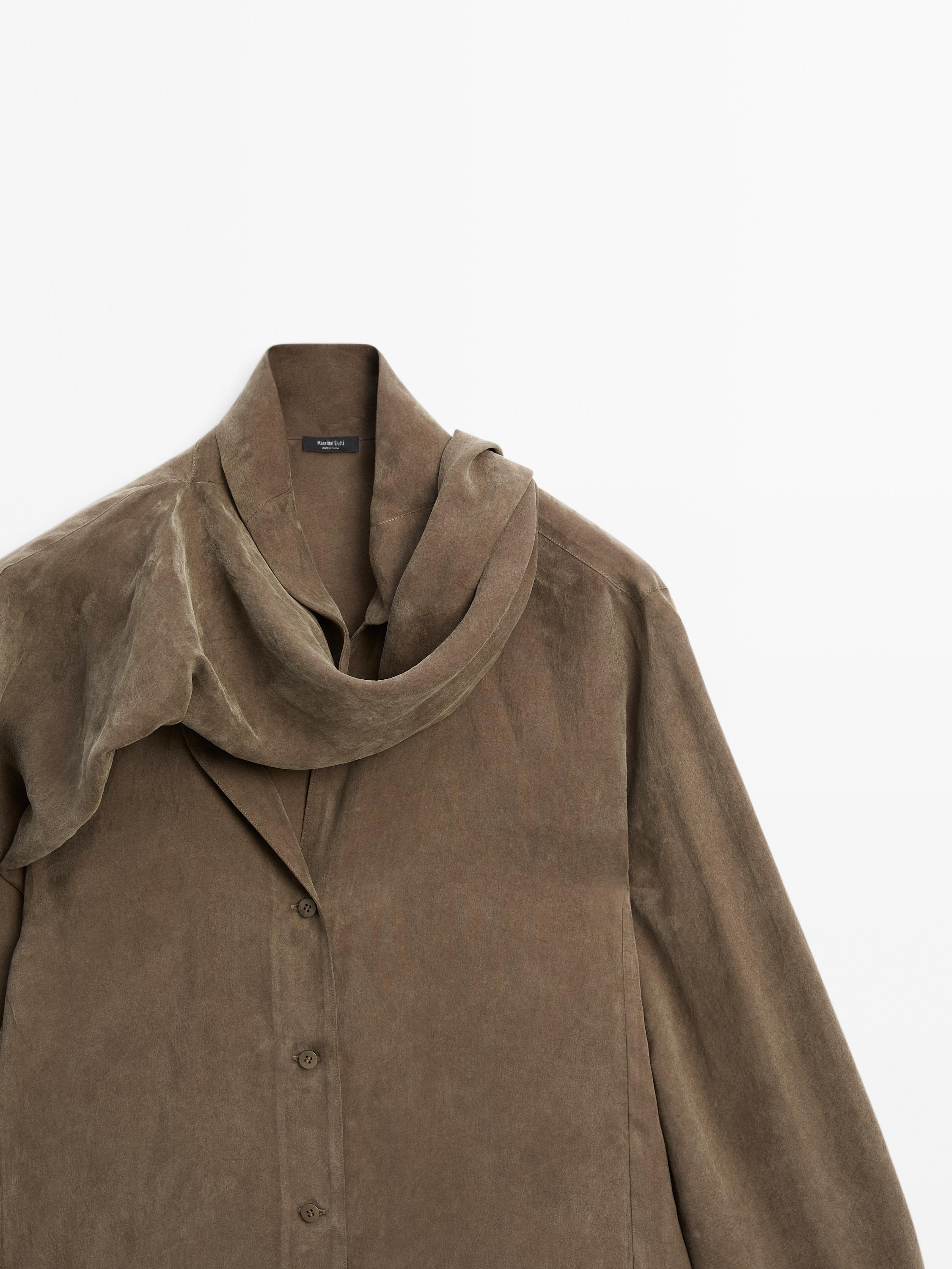 Shirt with tie at the neck